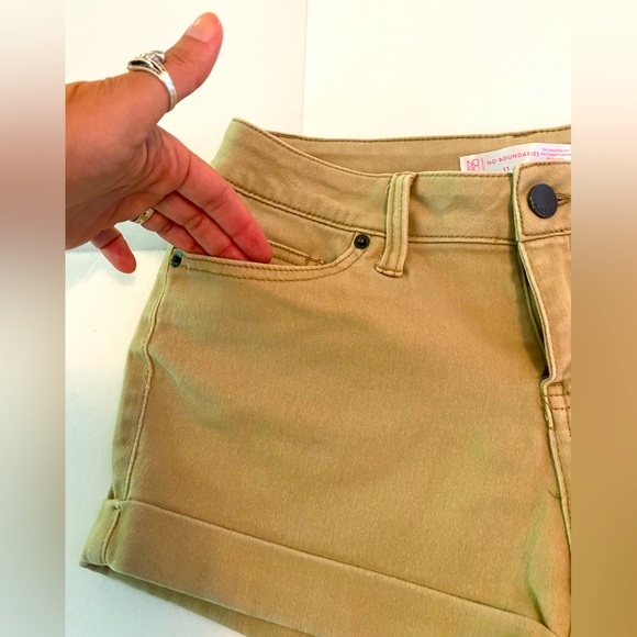 No boundaries khaki denim shorts. Size 11 Juniors. Pockets, button & zip front - Picture 4 of 5